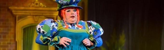 Job: United Kingdom. {£450-£500} Seeking Actor/Actress for Dame Darling/Hook in Touring Peter Pan Pantomime!